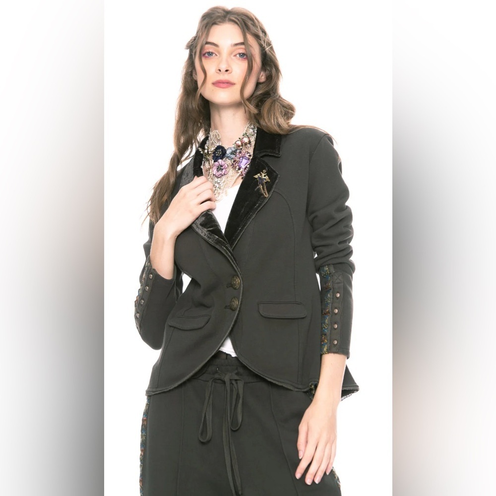 Aratta Elegant Black Blazer with Velvet Accents